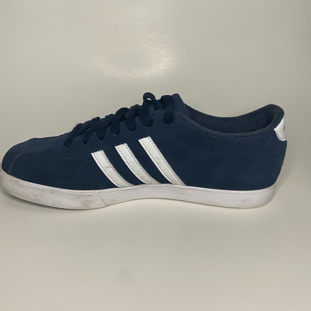 Adidas sneakers navy white.